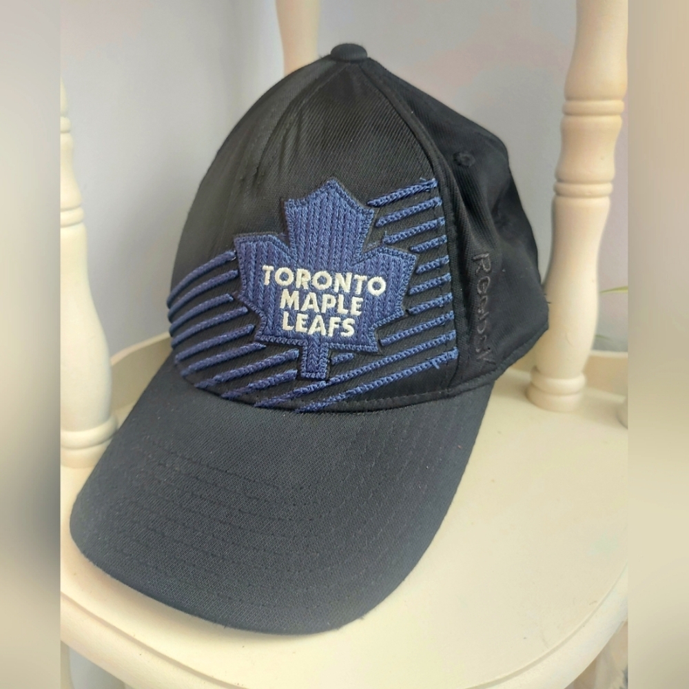 NHL Toronto Maple Leafs Reebok Fitmax Ball Cap Size Small Fan Wear Black Blue